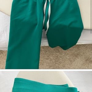 FIGS xxs/petite hunter green fibs scrubs!! in great condition :)
